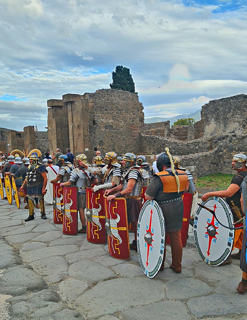 Via dell’Abbondanza, south side, Pompeii. 28th September 2024.
Looking south-east towards VIII.5.28 during “Ludi Pompeiani” event. Photo courtesy of Giuseppe Ciaramella.