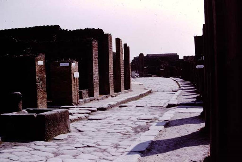 Via dell’Abbondanza, Pompeii. 1975. Looking east from near fountain at VII.14.13/14.
Photo by Stanley A. Jashemski.
Source: The Wilhelmina and Stanley A. Jashemski archive in the University of Maryland Library, Special Collections (See collection page) and made available under the Creative Commons Attribution-Non Commercial License v.4. See Licence and use details. J75f0372