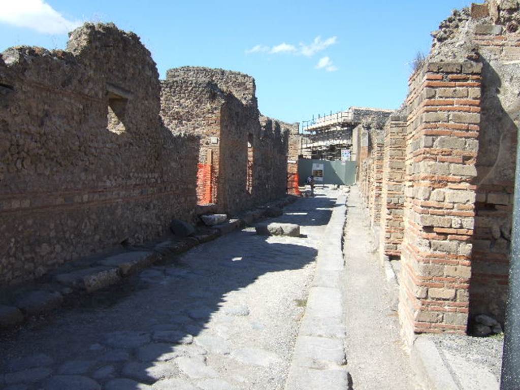 Vicolo del Lupanare between VII.14 and VII.1. September 2005. Looking north from crossroads with Via dell’Abbondanza.
.