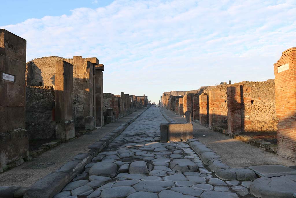 Via dell’Abbondanza, Pompeii. December 2018.
Looking west between VIII.5, on left, and VII.14, on right. Photo courtesy of Aude Durand.