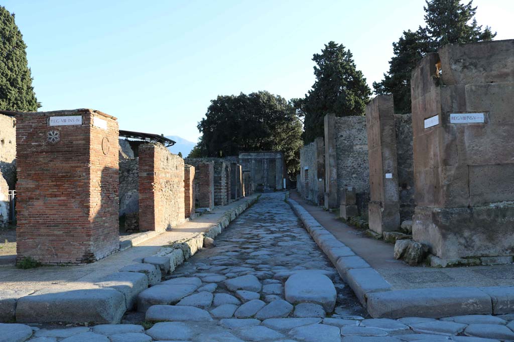 Via dell’Abbondanza, south side, Pompeii. December 2018.
Looking south towards junction with Via dei Teatri. Photo courtesy of Aude Durand.