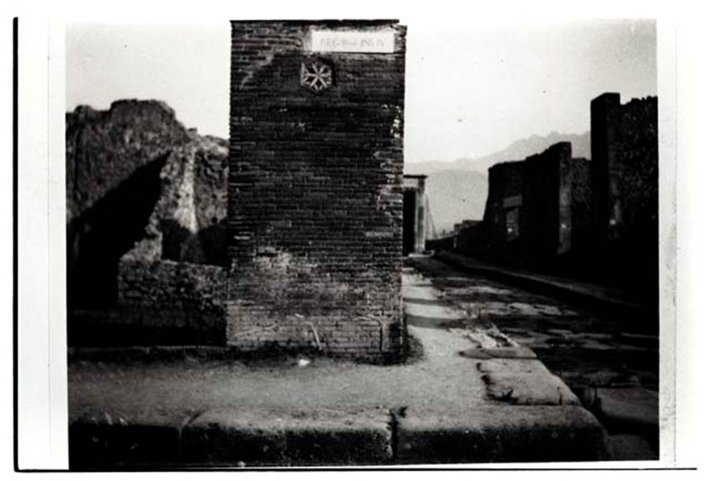 Via dell’Abbondanza, south side. Looking south towards corner pilaster of VIII.4.1, in centre, and Via dei Teatri, on right.
Photo by Tatiana Warscher. Photo © Deutsches Archäologisches Institut, Abteilung Rom, Arkiv.
