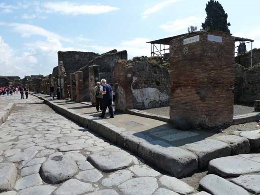 Via dell’Abbondanza, south side. May 2010. Looking east along VIII.4, from junction.