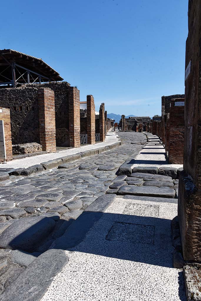 Via dell’Abbondanza, April 2021.
Looking east between VII.1 and VIII.4 from junction of Via degli Teatri, on right.
The section between VIII.4 and VII.1 was previously known as the Strada d’Olconio under Spinelli’s enumeration.
Photo courtesy of Nicolas Monteix.