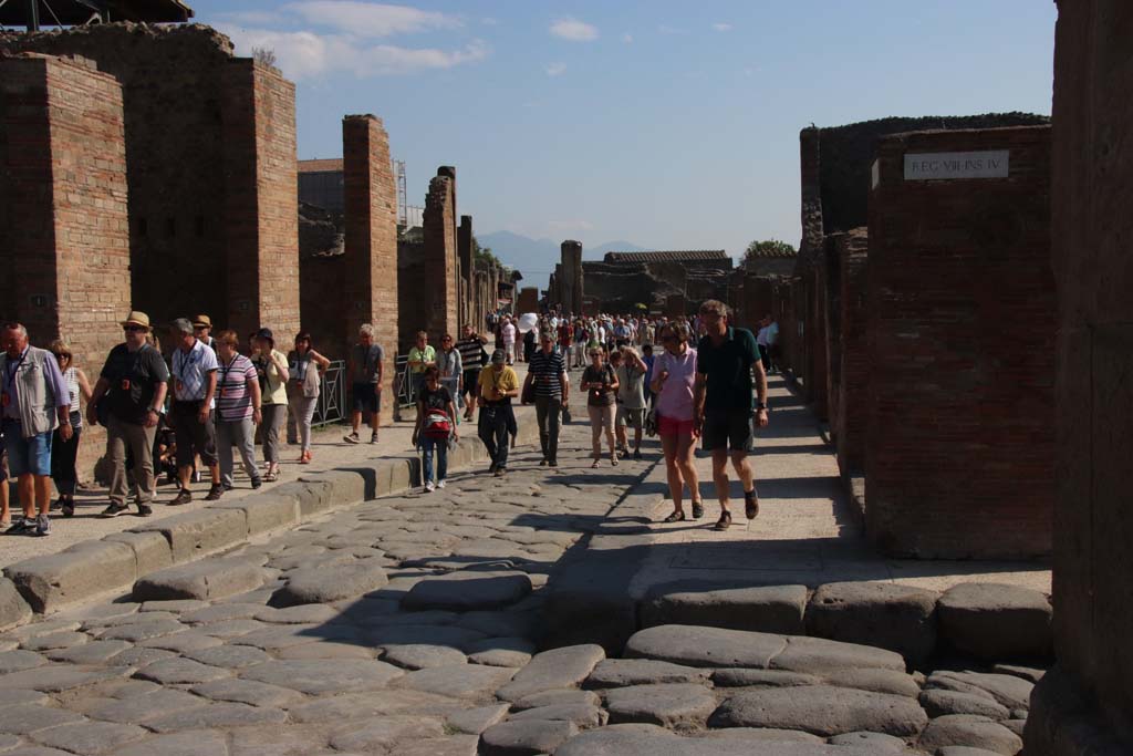 Via dell’Abbondanza. September 2017. Looking east between VII.1 and VIII.4 from junction of Via degli Teatri, on right.
Photo courtesy of Klaus Heese.