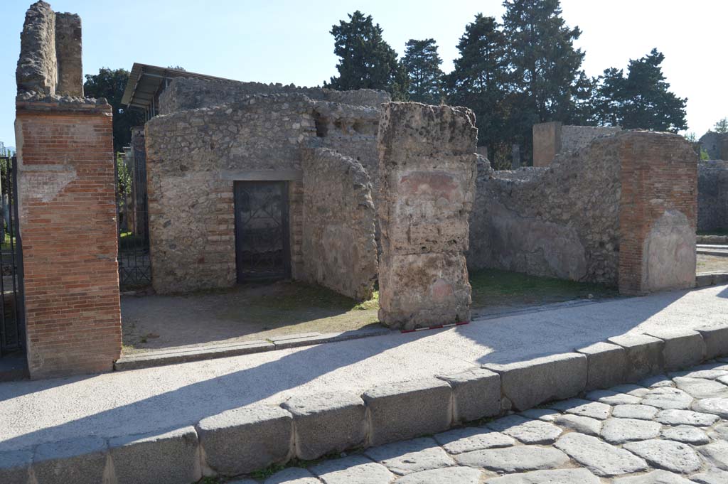 Via dell’Abbondanza, south side, Pompeii. October 2017. Looking south-west towards entrances at VIII.4.3, 2 and 1.
Foto Taylor Lauritsen, ERC Grant 681269 DÉCOR.