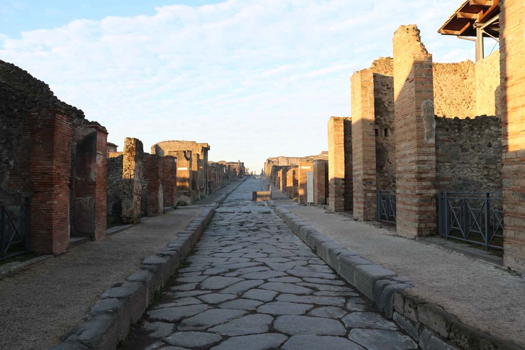 Via dell’Abbondanza, Pompeii. December 2018.
Looking west from between VIII.4, on left, and VII.1, on right. Photo courtesy of Aude Durand.