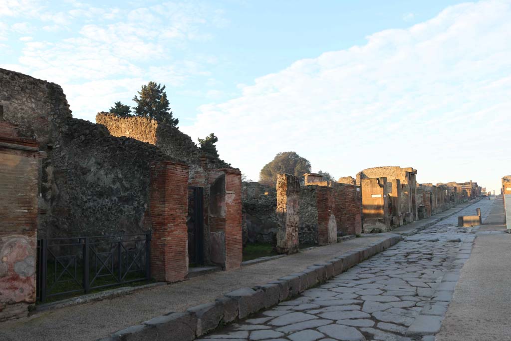 Via dell’Abbondanza, south side, Pompeii. December 2018. Looking west along VIII.4. Photo courtesy of Aude Durand.