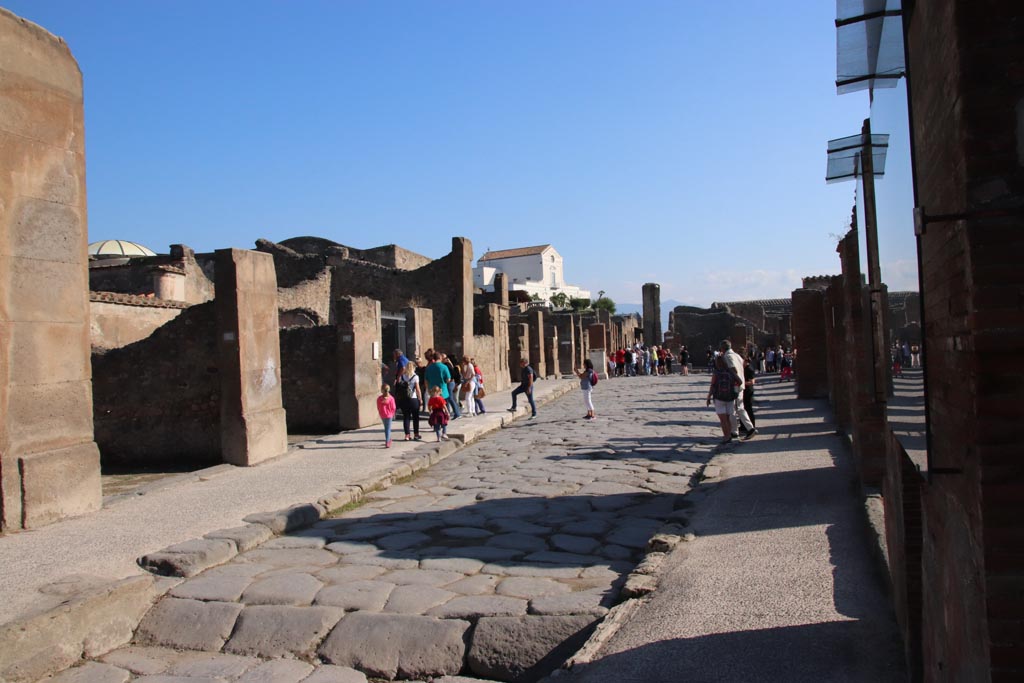 Via dell’ Abbondanza, Pompeii. October 2022. Looking east between VII.1 and VIII.4. Photo courtesy of Klaus Heese.