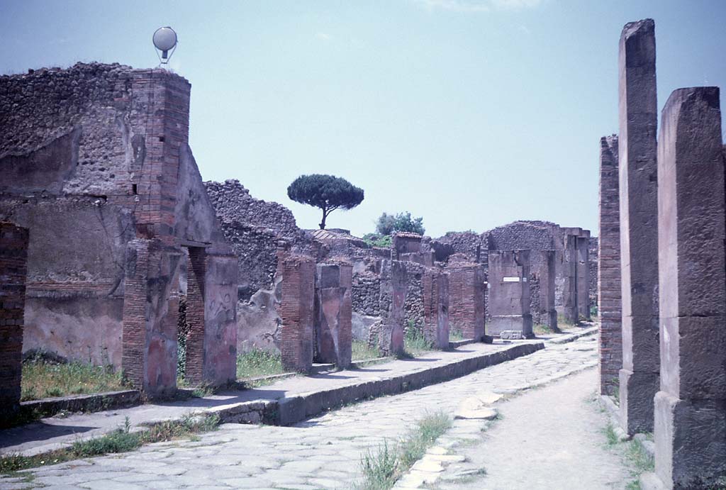 Via dell’Abbondanza, south side, Pompeii. June 1962.
Looking west along VIII.4. and towards VIII.5, from near VII.1.7. Photo courtesy of Rick Bauer.