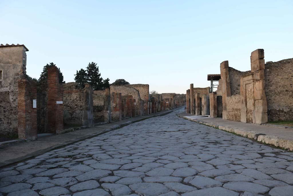 Via dell’Abbondanza, Pompeii. December 2018.
Looking west between VIII.4, on left, and VII.1.10, on right. Photo courtesy of Aude Durand.