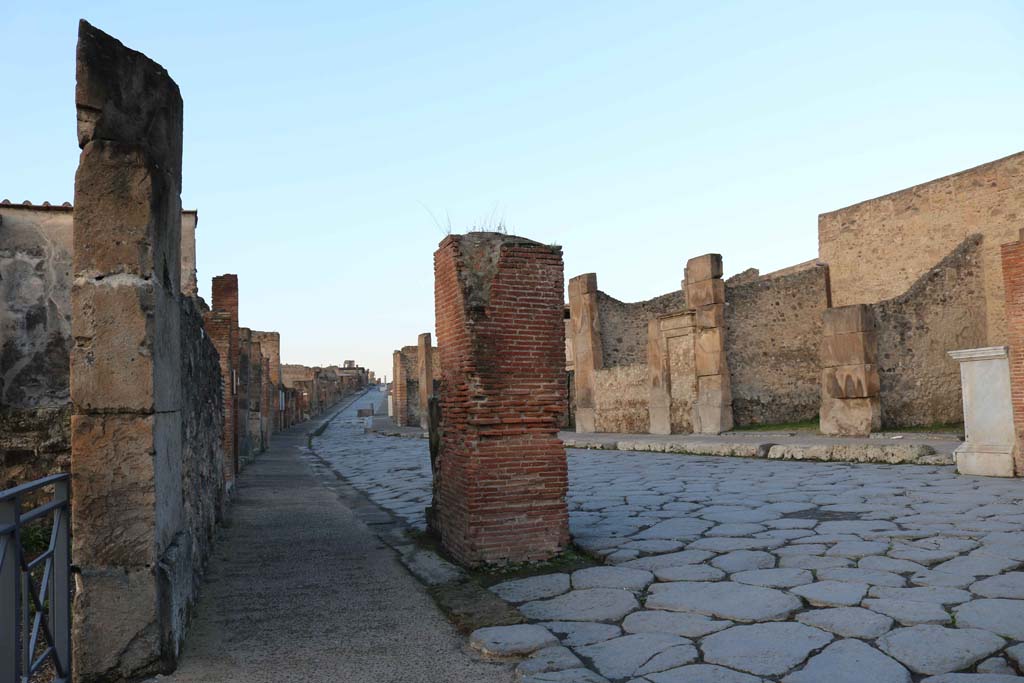 Via dell’Abbondanza, Pompeii. December 2018.
Looking west towards Forum from near VIII.4.17, and Holconius’ crossroads. Photo courtesy of Aude Durand.