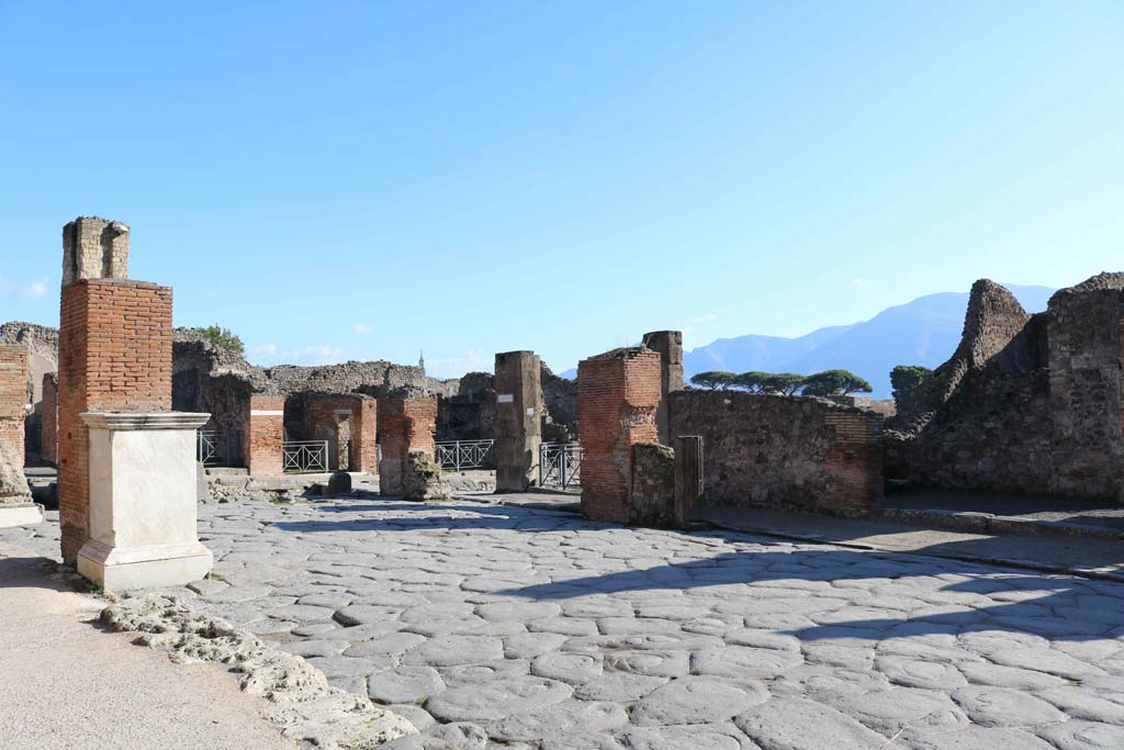 Via dell’Abbondanza, south side, December 2018.
Looking south-east towards Holconius’ crossroads, with Via Stabiana, on left. Photo courtesy of Aude Durand.
