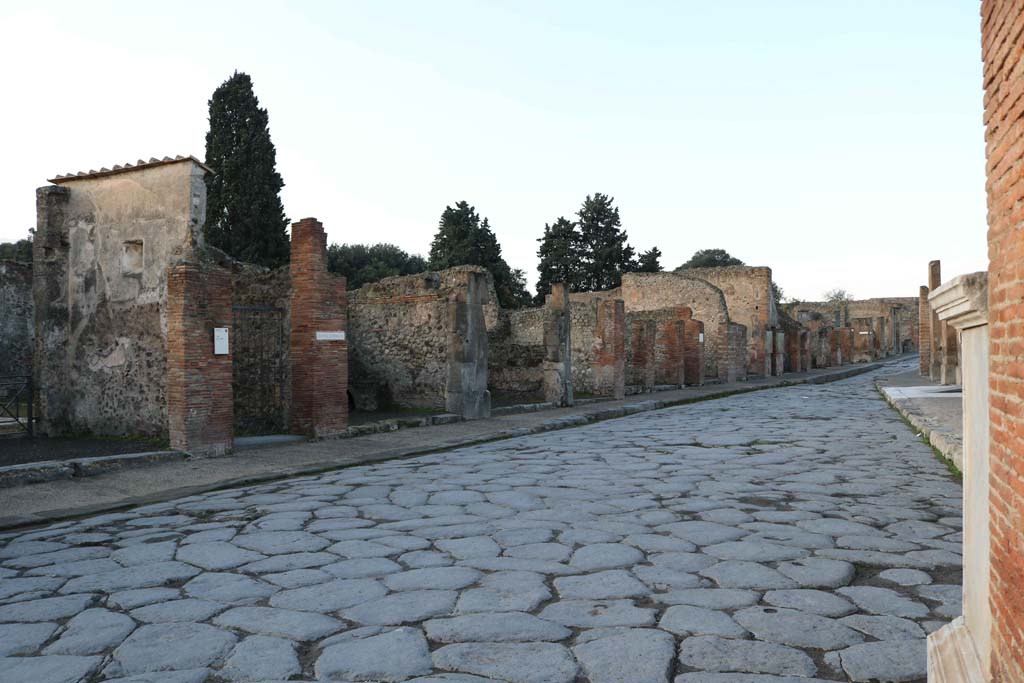 Via dell’Abbondanza, south side, Pompeii. December 2018. Looking west along VIII.4. Photo courtesy of Aude Durand.