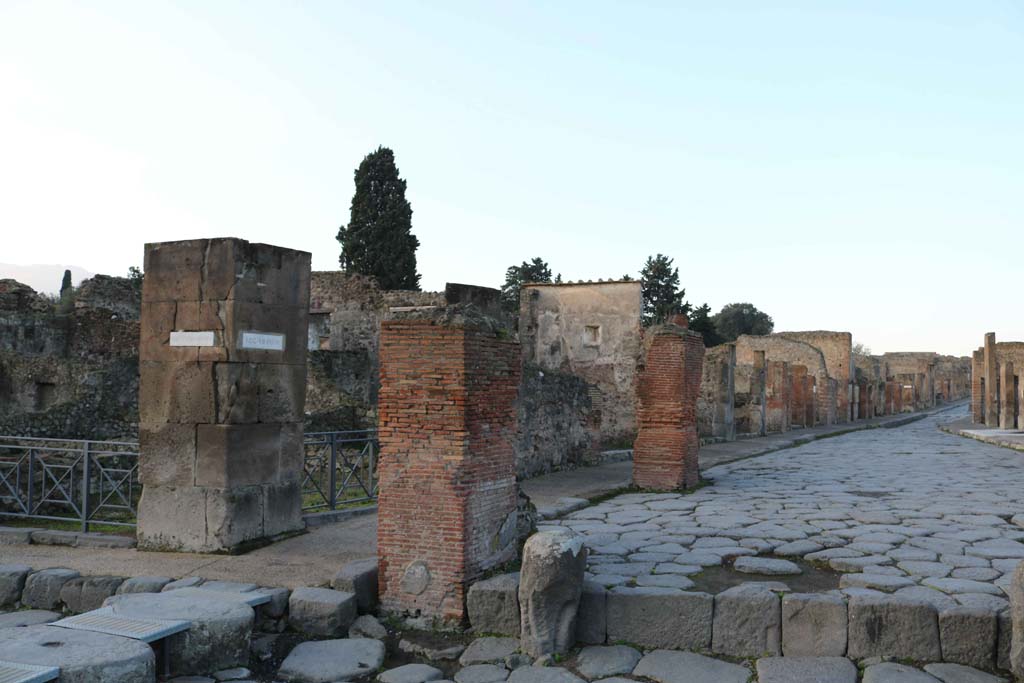 Via dell’Abbondanza, south side, Pompeii. December 2018.
Looking west along VIII.4, from Holconius’ crossroad. Photo courtesy of Aude Durand.