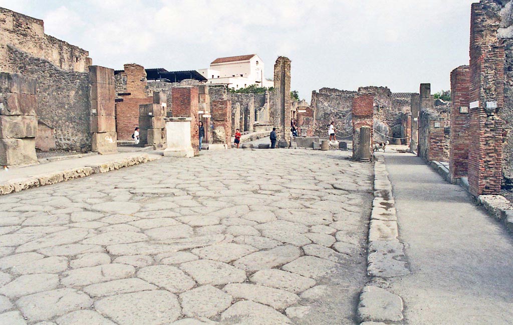 Via dell’Abbondanza. October 2001.
Looking east to junction with Via Stabiana, at the crossroads of Holconius. Photo courtesy of Peter Woods.