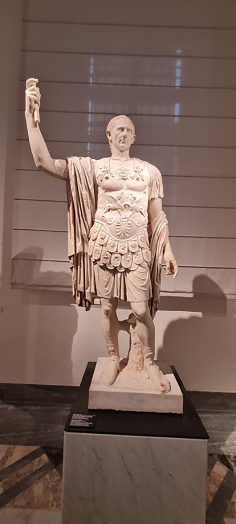 Via dell’Abbondanza, north side, Pompeii, near VII.1.12.
April 2023. White marble statue of M. Holconius Rufus, on display in “Campania Romana” gallery
Now in Naples Archaeological Museum. Inventory number 6233.
Photo courtesy of Giuseppe Ciaramella.