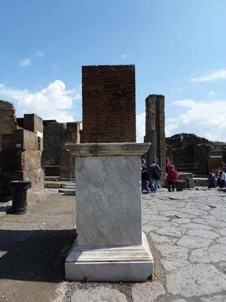 Via dell’Abbondanza, outside VII.1.12 Pompeii. May 2010.
Base of statue for M. Holconius Rufus on north side of Via dell’Abbondanza.
