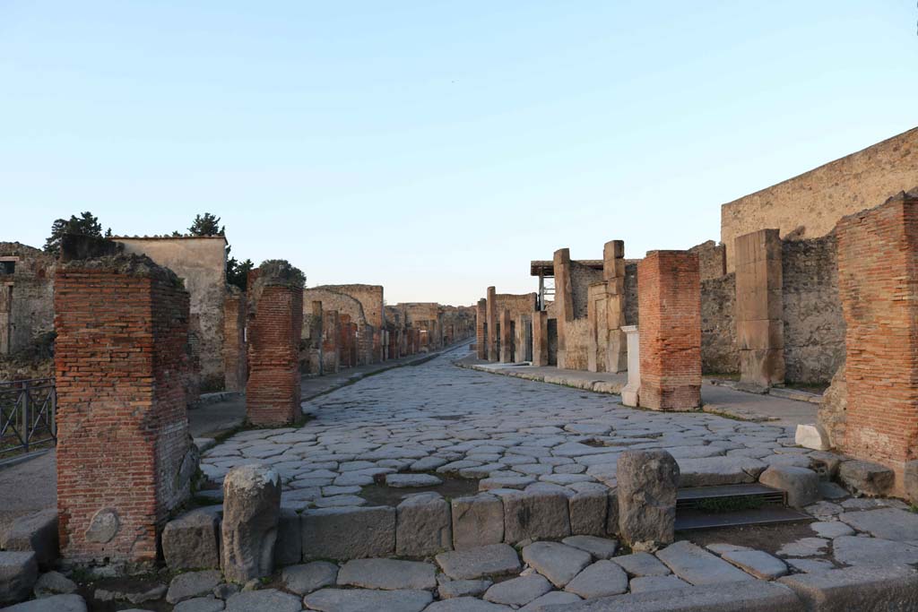 Via dell’Abbondanza, Pompeii. December 2018.
Looking west from Holconius’s crossroads, with VIII.4, on left, and VII.1, on right. Photo courtesy of Aude Durand.