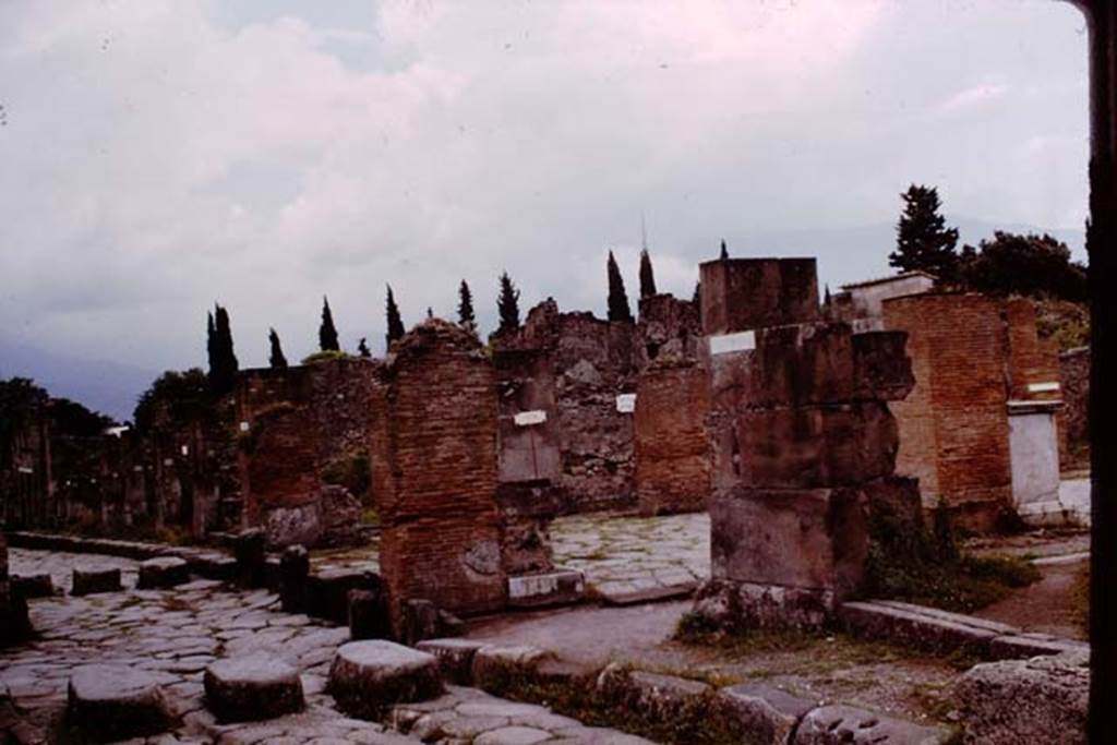 Via dell’Abbondanza, Pompeii. 1964. Looking south-west towards Holconius crossroads at the junction on the left with Via Stabiana. Photo by Stanley A. Jashemski.
Source: The Wilhelmina and Stanley A. Jashemski archive in the University of Maryland Library, Special Collections (See collection page) and made available under the Creative Commons Attribution-Non Commercial License v.4. See Licence and use details.
J64f0980