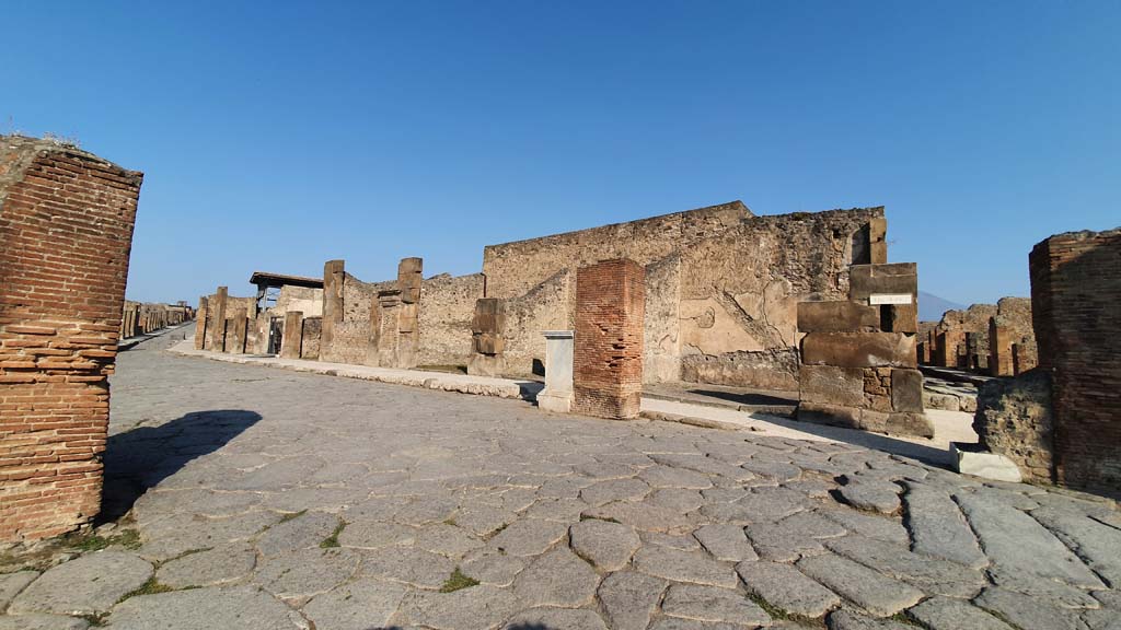 Via dell’Abbondanza, Pompeii, north side. July 2021.
Looking west along north side from Holconius’ crossroads, with Via Stabiana, on right.
Foto Annette Haug, ERC Grant 681269 DÉCOR
