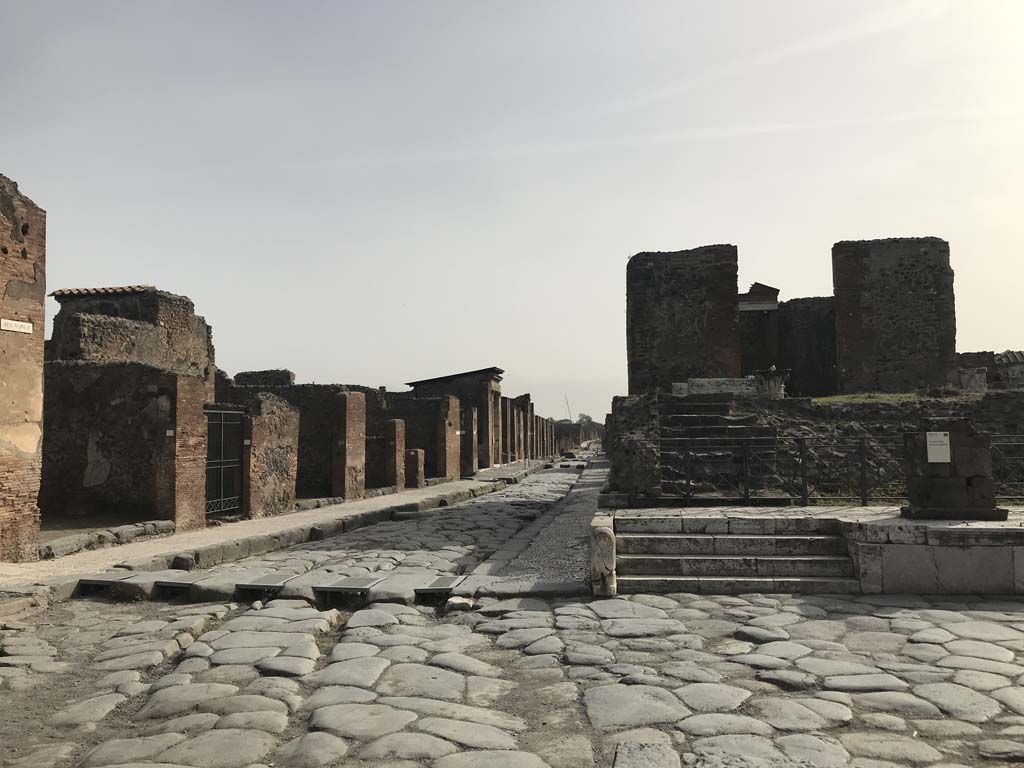 (North side of) Via della Fortuna straight ahead from crossroads with Via di Mercurio (on left) and Via del Foro (on right).
Looking east from Via delle Terme. April 2019. Photo courtesy of Rick Bauer.