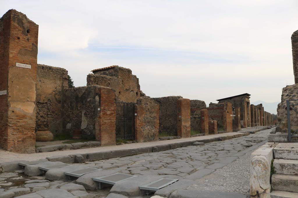 Via della Fortuna, (north side), December 2018.
Looking east along south side of VI.10, towards VI.12. Photo courtesy of Aude Durand.
