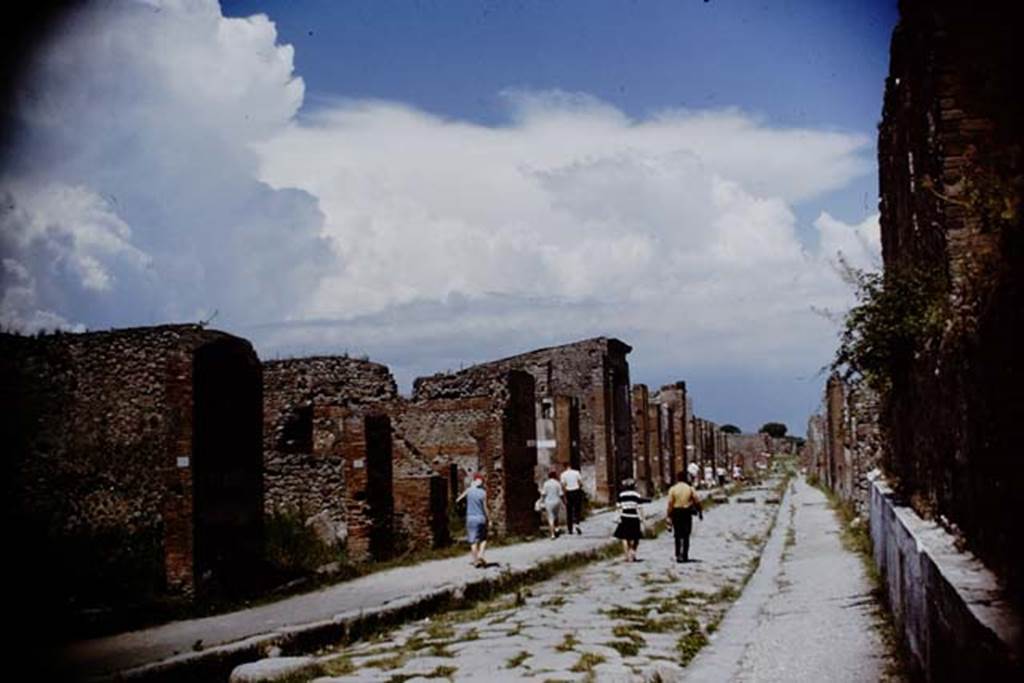 Via della Fortuna, 1964. Looking east along between VI.10, and VII.4.1, on right. Photo by Stanley A. Jashemski.
Source: The Wilhelmina and Stanley A. Jashemski archive in the University of Maryland Library, Special Collections (See collection page) and made available under the Creative Commons Attribution-Non Commercial License v.4. See Licence and use details.
J64f1223