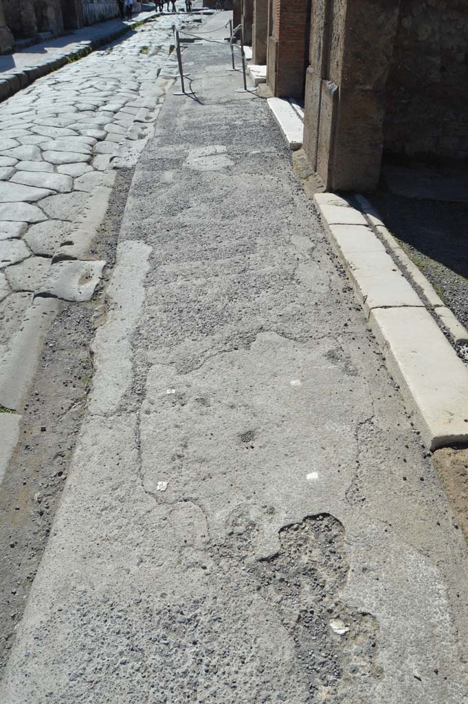 Via della Fortuna, March 2019. Looking west along pavement outside VI.12.4.
Foto Taylor Lauritsen, ERC Grant 681269 DÉCOR.