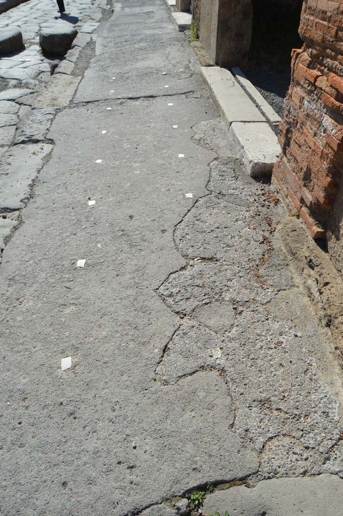 Via della Fortuna, March 2019.
Looking west along detail of pavement from VI.12.6, on right.
Foto Taylor Lauritsen, ERC Grant 681269 DÉCOR.