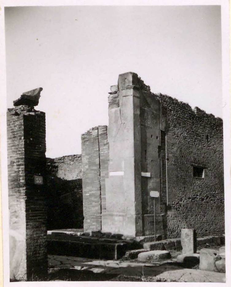 Via della Fortuna between VI.12 and Vicolo del Labirinto, on right. Pre-1943.
On the left is the shop at VI.12.6, on the right is the small pilaster in the centre of the end of Vicolo del Labirinto.
See Warscher, T. (1946). Casa del Fauno, Swedish Institute, Rome. (p.10).
According to Warscher, the small stone pilaster showed that the roadway was closed to wheeled traffic.
(La pietra posta verticalmente mostra che il vicolo era sbarrato per le carrozze.)