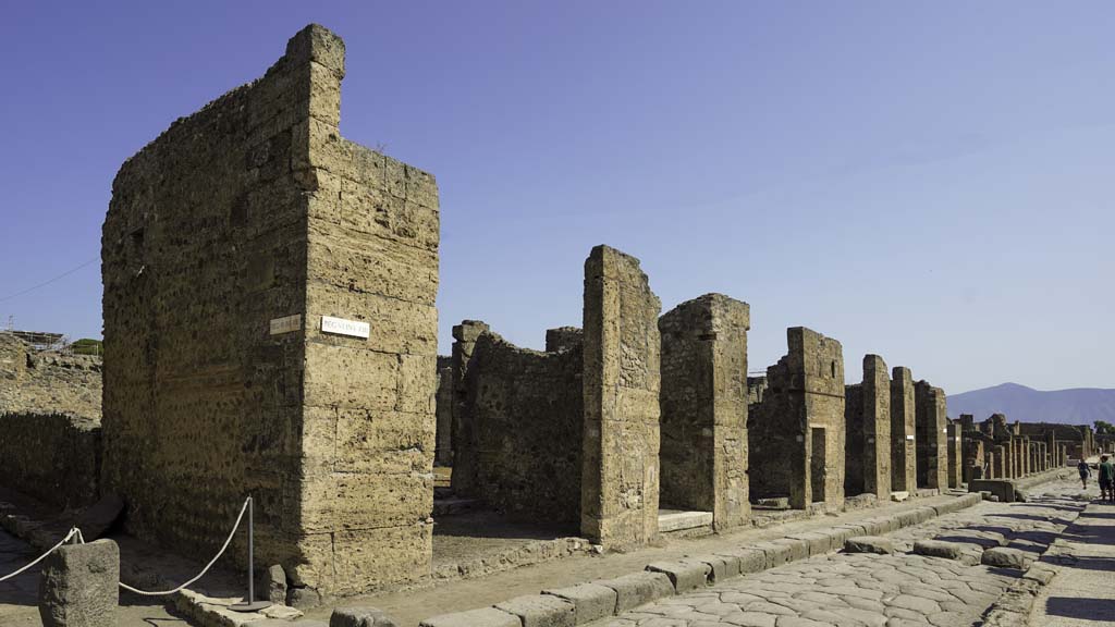 Via della Fortuna, north side, August 2021.
Looking east along VI.13, from VI.13.1 until VI.13.7, near the fountain. Photo courtesy of Robert Hanson.