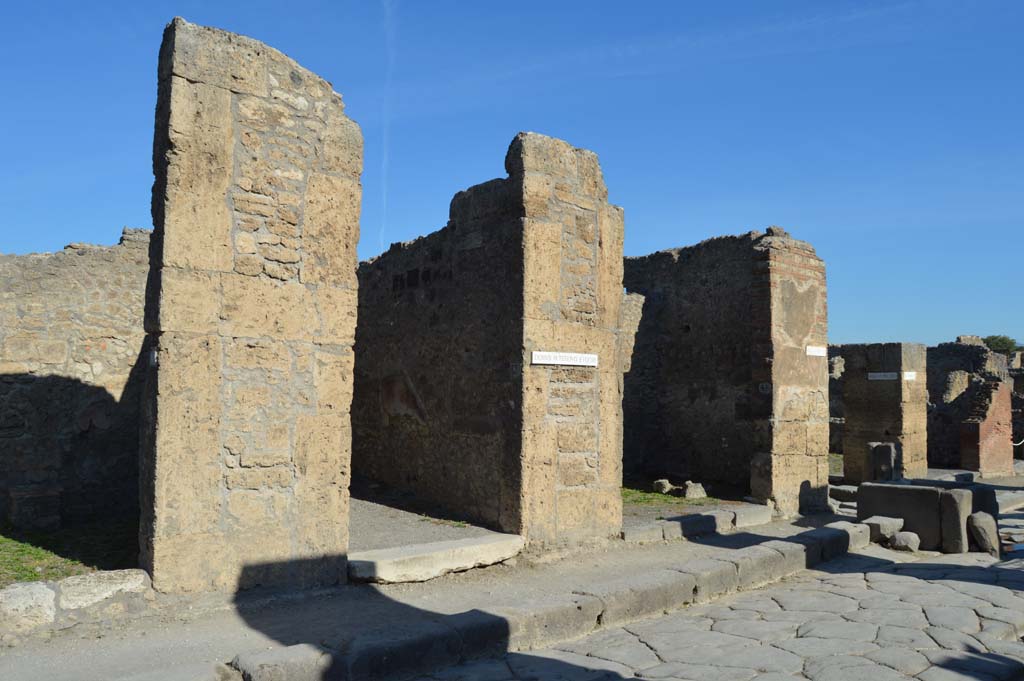 Via della Fortuna, north side, Pompeii. October 2017.
Looking north-east towards VI.13.5, on left, VI.13.6, in centre, and VI.13.7, near fountain.
Foto Taylor Lauritsen, ERC Grant 681269 DÉCOR.
