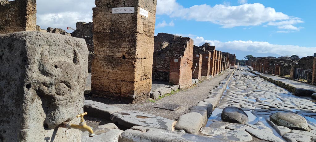 Via della Fortuna, north side, April 2022.
Looking east from fountain at junction with Vicolo dei Vettii towards VI.14. Photo courtesy of Giuseppe Ciaramella.