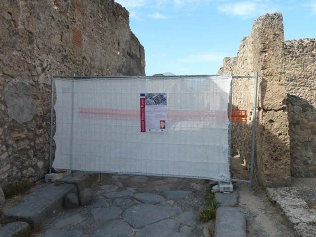 Via della Fortuna between VI.13 and VI.14. September 2015. Looking north towards Vicolo dei Vettii, no access.