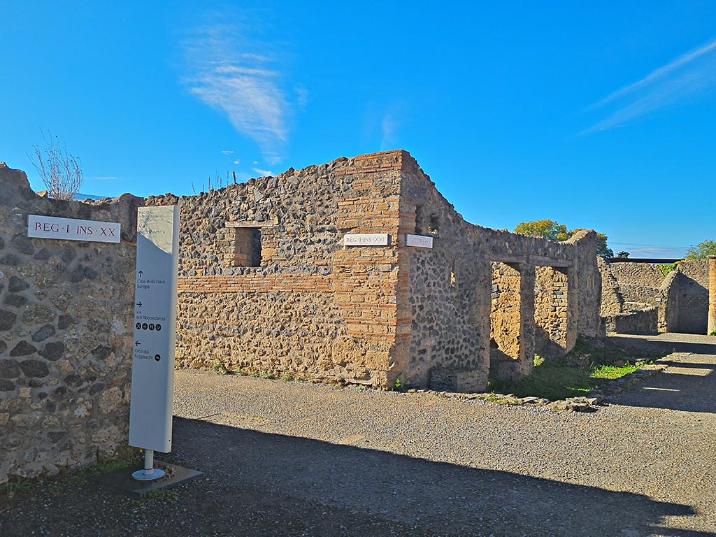 Via della Palestra, Pompeii, south side. October 2024.
Looking towards junction with Vicolo dei Fuggiaschi between I.20 and I.21. Photo courtesy of Giuseppe Ciaramella.