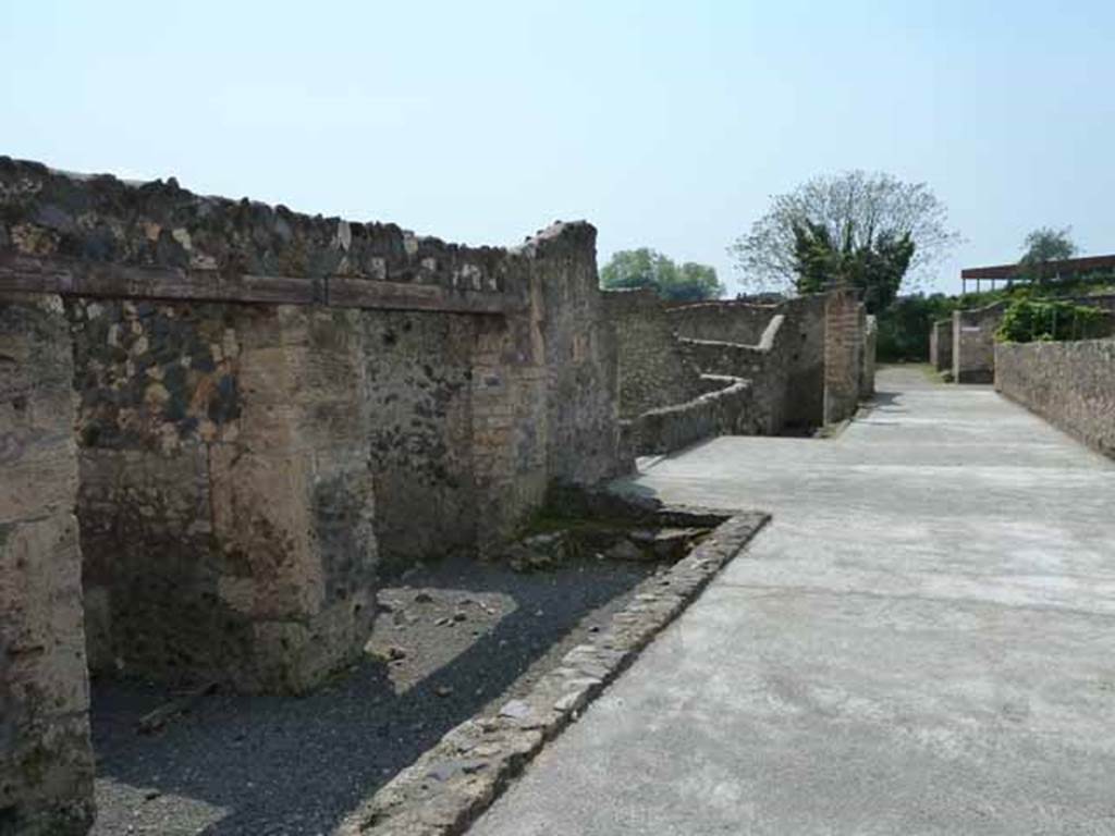 Via della Palestra. May 2010. Looking west along north side of I.21, from junction with Vicolo dei Fuggiaschi.