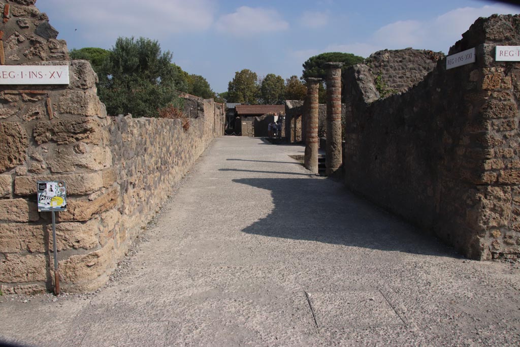 Via della Palestra, Pompeii. October 2023.
Looking east between I.15 and I.21, from junction with Vicolo della Nave Europa. Photo courtesy of Klaus Heese.