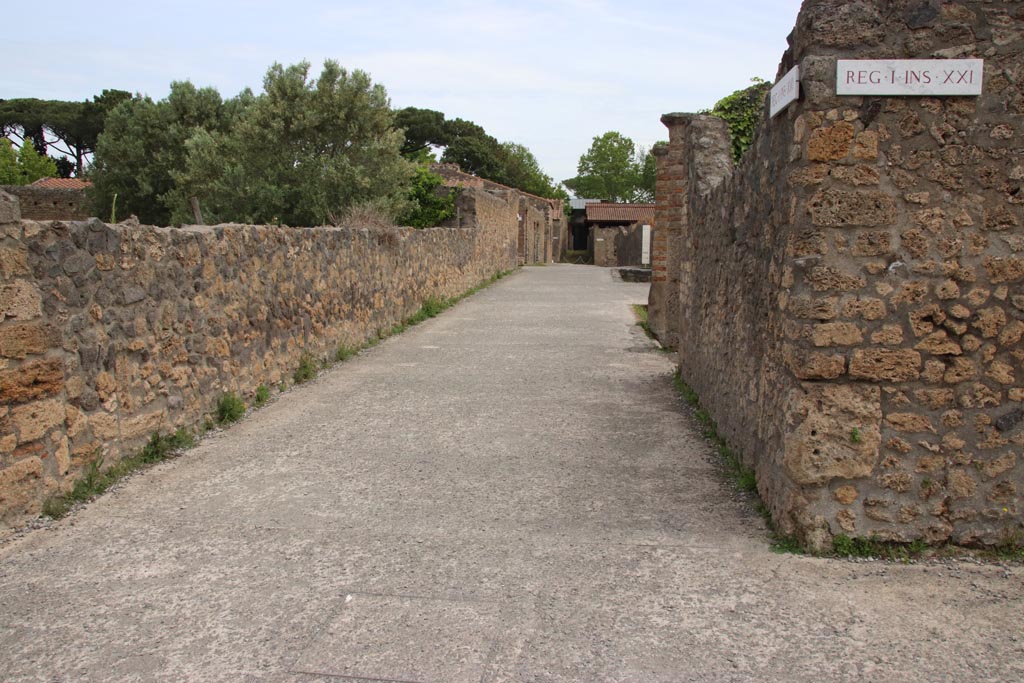 Via della Palestra, Pompeii. May 2024.
Looking east between I.15 and I.21, from junction with Vicolo della Nave Europa. Photo courtesy of Klaus Heese.