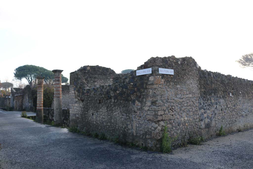 Via della Palestra, south side, Pompeii. December 2018.
Looking east from junction with Vicolo della Nave Europa, on right, from I.21.1 towards I.21.5, on left. Photo courtesy of Aude Durand.