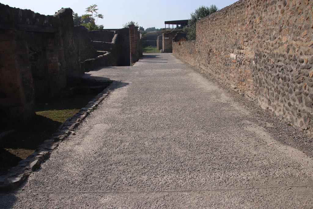 Via della Palestra, Pompeii. October 2023.
Looking west between I.21 and I.15 towards junction with Vicolo della Nave Europa. Photo courtesy of Klaus Heese.