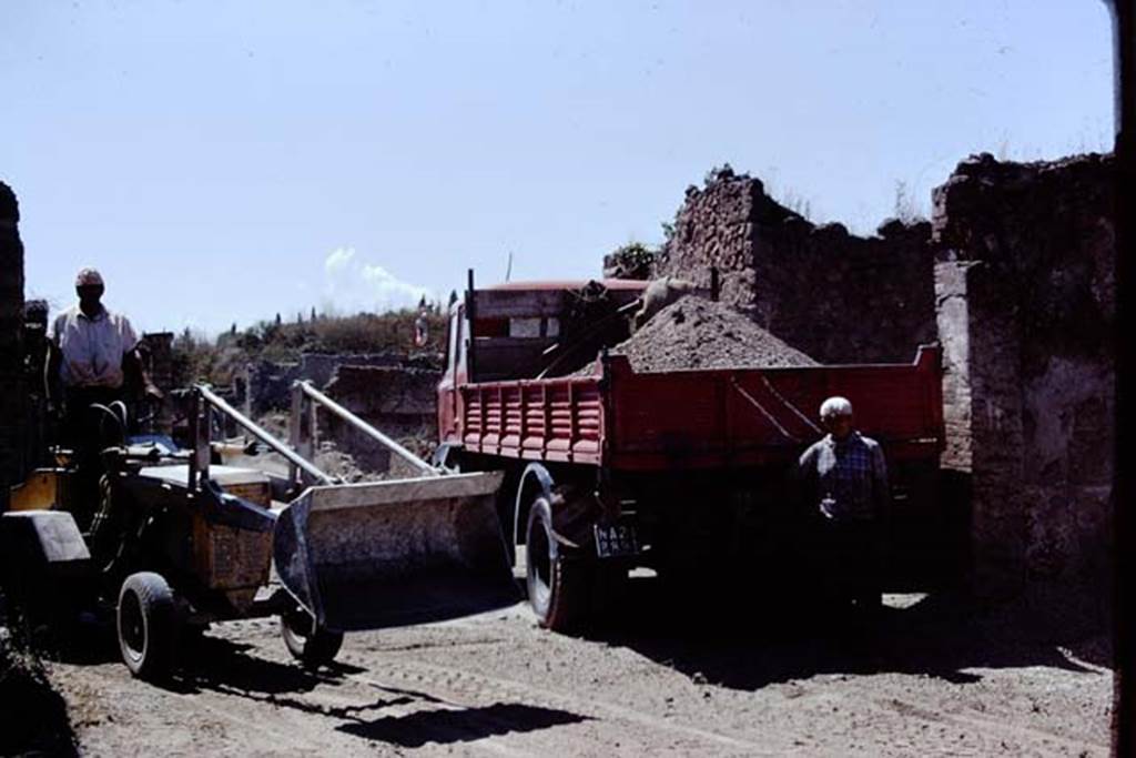 Via della Palestra. Pompeii. 1972. Looking west at junction with Vicolo della Nave Europa during removal of lapilli. Photo by Stanley A. Jashemski.
Source: The Wilhelmina and Stanley A. Jashemski archive in the University of Maryland Library, Special Collections (See collection page) and made available under the Creative Commons Attribution-Non Commercial License v.4. See Licence and use details. J72f0705