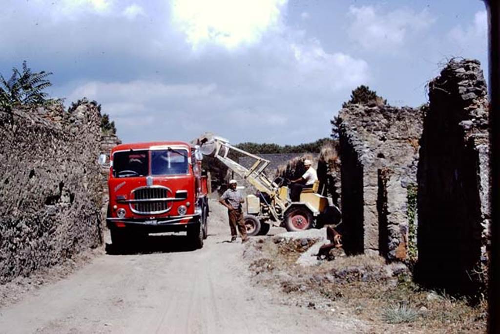 Via della Palestra, Pompeii. 1972. Looking west from between1.16 and I.22 during removal of lapilli. Photo by Stanley A. Jashemski.
Source: The Wilhelmina and Stanley A. Jashemski archive in the University of Maryland Library, Special Collections (See collection page) and made available under the Creative Commons Attribution-Non Commercial License v.4. See Licence and use details. J72f0714