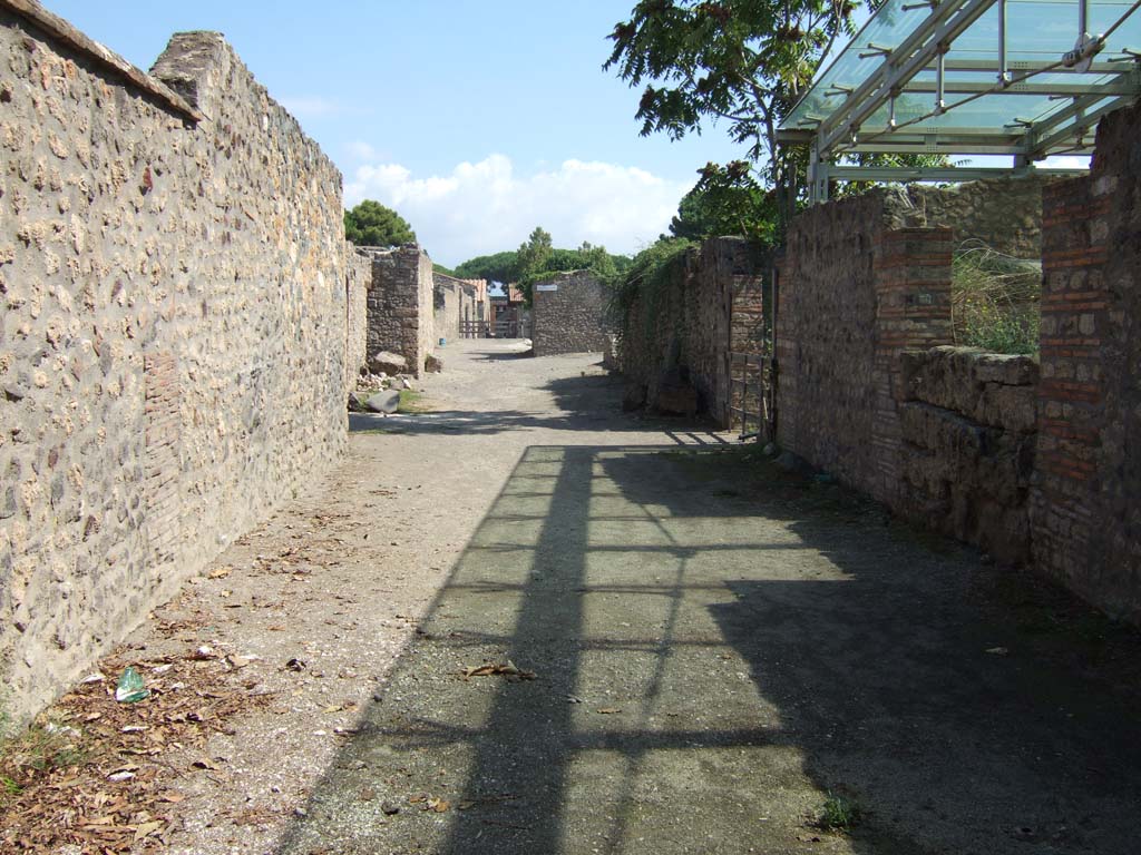Via della Palestra between I.16 and I.22. September 2005. Looking east from I.22.1.