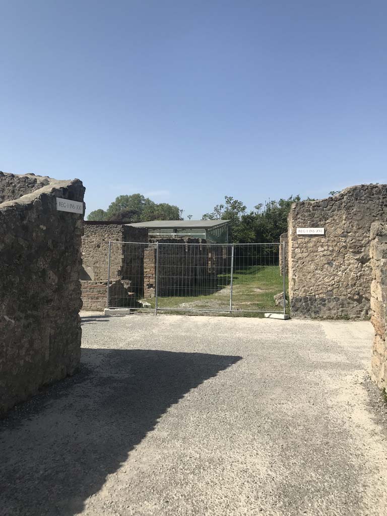 Via della Palestra, Pompeii, ahead. April 2019.
Looking west to junction with Vicolo della Nave Europa, from between 1.21, on left, and I.15, on right.
Photo courtesy of Rick Bauer.