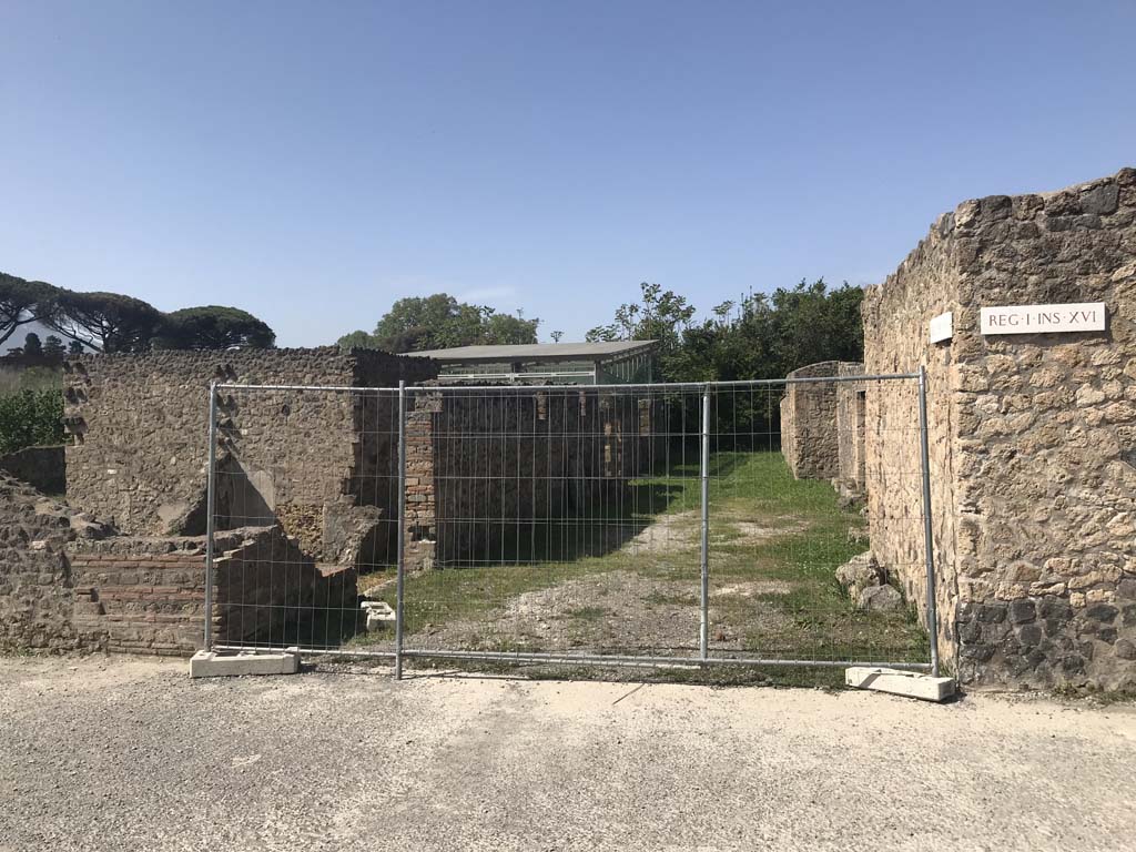 Via della Palestra, Pompeii. April 2019.
Looking west from junction with Vicolo della Nave Europa towards I.22.3, on left.
Photo courtesy of Rick Bauer.