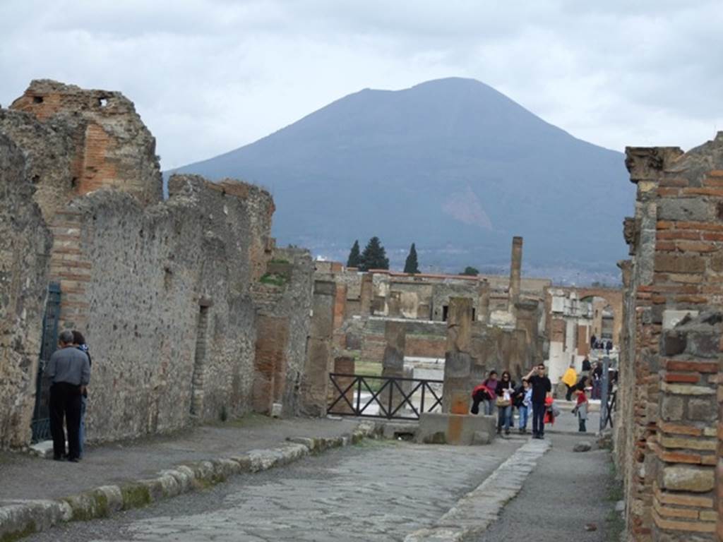 Via delle Scuole between VIII.2 and VIII.3. December 2007. Looking north towards Forum.