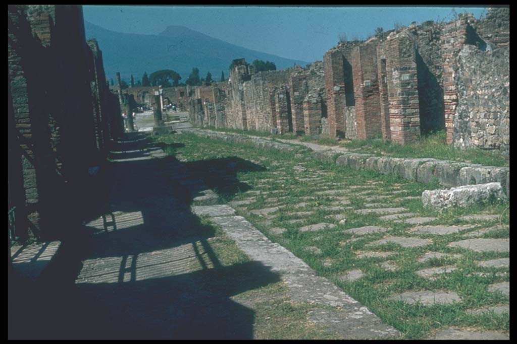 Via delle Scuole. Looking north from VIII.2.17.
Photographed 1970-79 by Günther Einhorn, picture courtesy of his son Ralf Einhorn.