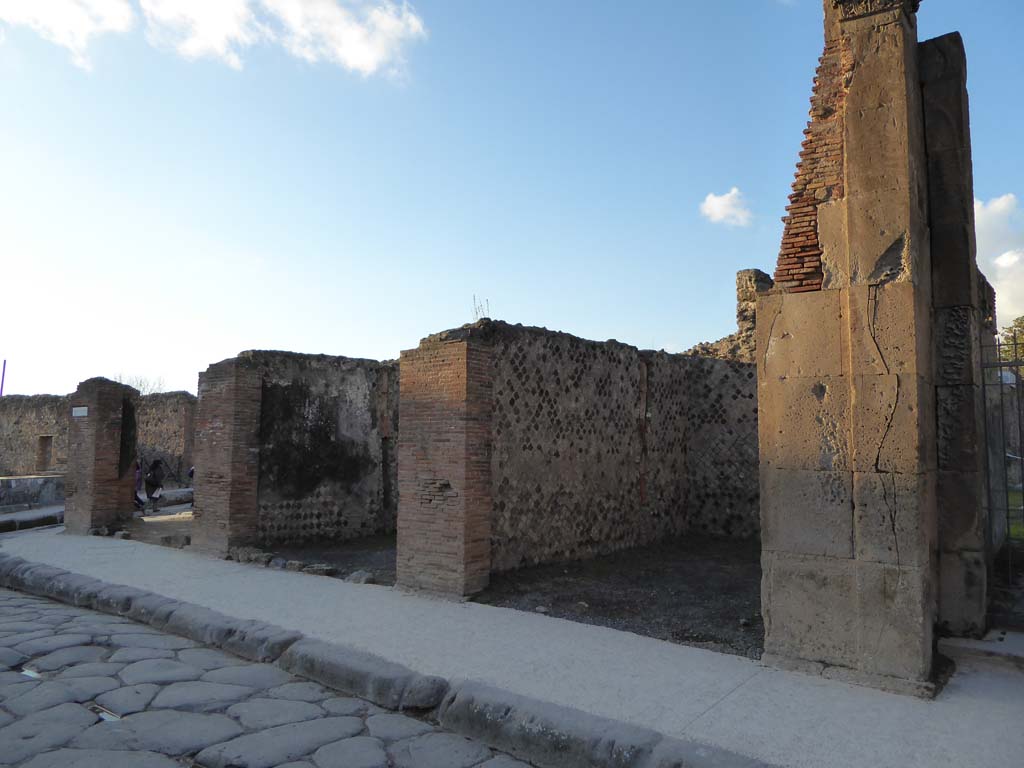 Via delle Terme, north side, Pompeii. January 2017. Doorways to VI.6.21, on left, 22 and 23, with entrance doorway at VI.6.1, on right.
Foto Annette Haug, ERC Grant 681269 DÉCOR.