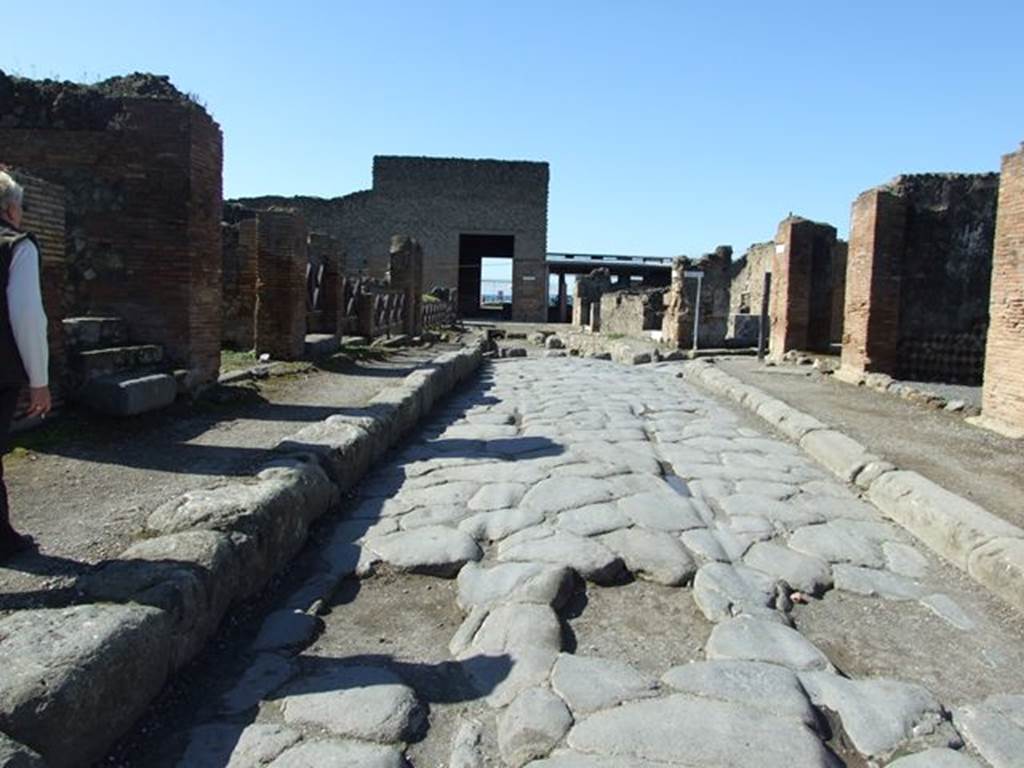 Via delle Terme between VII.6 and VI.6. March 2009. Looking west from near VII.6.14 and the junction with Vicolo delle Terme.
Via Consolare can be seen on the right.
